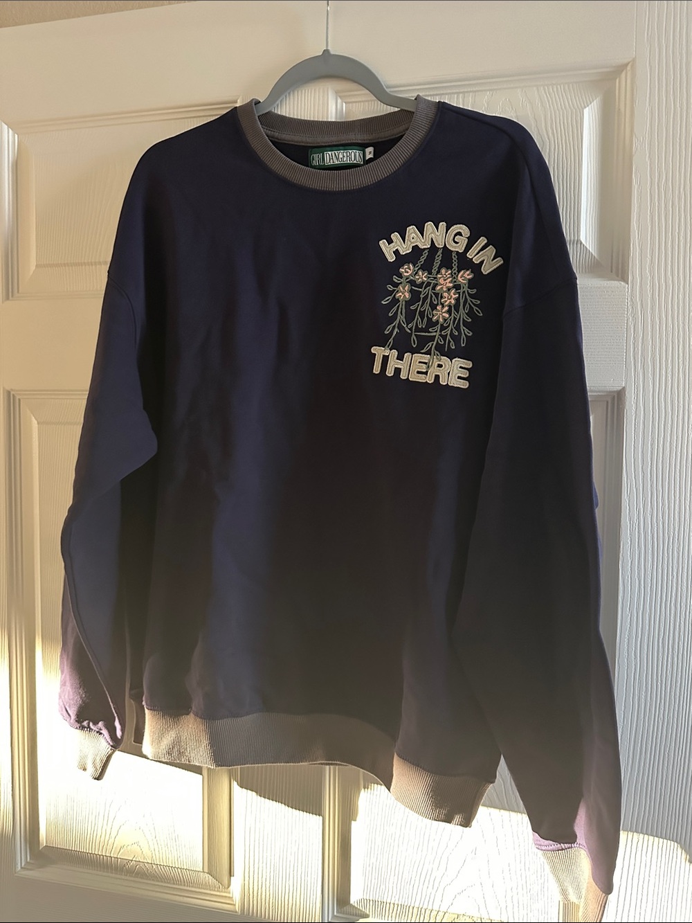Women’s Navy ‘Hang In There’ Crewneck Sweatshirt